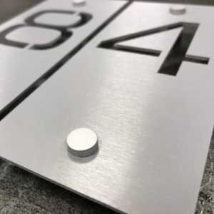 Nem világító karakteres 10 cm x 20 cm házszám 